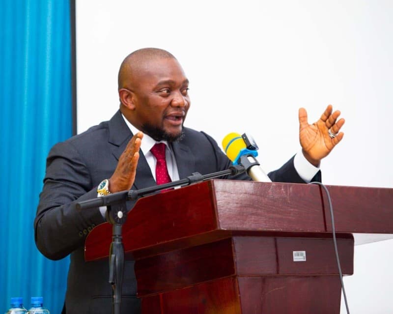 Mchengerwa awaweka  kikaangoni wakurugenzi watoto kusomea chini ya mti