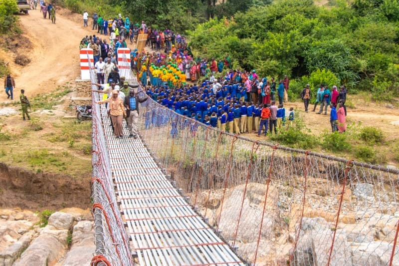Kamati ya Bunge yavutiwa na ubunifu wa TARURA ujenzi wa daraja la kamba za chuma Mbulu
