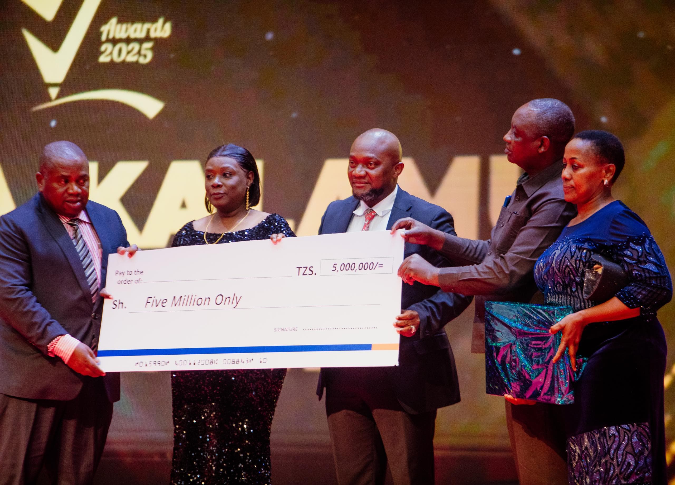 Mhe.  Mchengerwa atoa Tuzo ya Samia Kalamu Awards kwa Dodoma FM